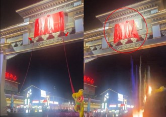 上百人見證糗事！新牌樓揭牌「紅布卡住」 網笑：負責人還活著嗎？