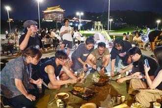 中秋節前夕 大佳河濱公園湧入人潮 瀰漫烤肉香