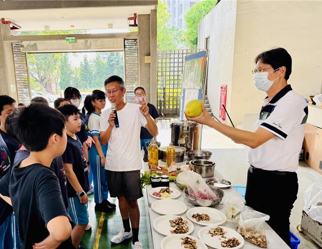 應景中秋節，現場也安排認識柚子與彩繪柚子的橋段。（立人國小提供／曹婷婷台南傳真）