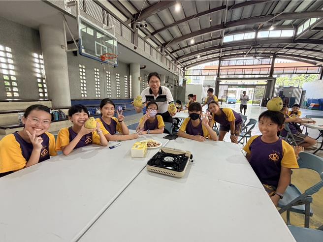 應景中秋節，校長王全興（中）也與學生一同彩繪柚子。（立人國小提供／曹婷婷台南傳真）