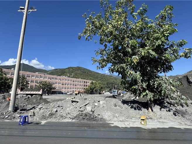 光復国中受灾严重，目前学校上课空间已完成清洁工作，剩下户外空间瘀土待清。（罗亦晽摄）