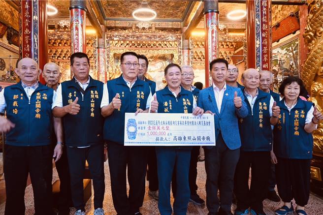 高雄大树东照山关帝庙挺身而出，不仅组团前往花莲灾区化身「铲子超人」，更捐赠百万元救灾款项，由立委许智杰担任见证人，共同实践关圣帝君「义」的核心精神。（许智杰服务处提供）