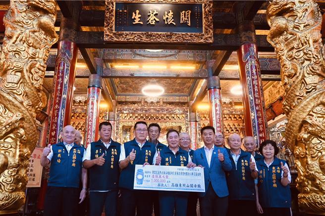 高雄大树东照山关帝庙挺身而出，不仅组团前往花莲灾区化身「铲子超人」，更捐赠百万元救灾款项，由立委许智杰担任见证人，共同实践关圣帝君「义」的核心精神。（许智杰服务处提供）