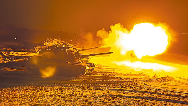 國民黨黨主席候選人、孫文學校校長張亞中4日直言，兩岸應在戰與降之間，找到其他的選擇。圖為金門漢光演習實彈射擊。（本報資料照片）