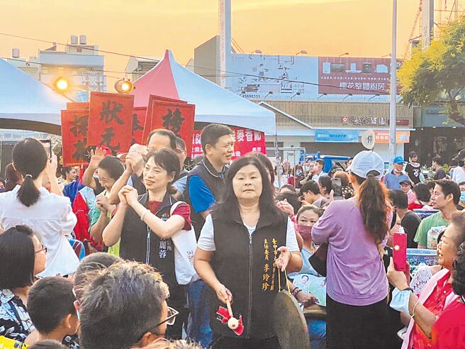 大雅社區再造靈魂人物、大雅里長李玲珍（前中）在中秋博餅活動中化身敲鑼手。（大雅里長李玲珍提供／陳淑娥台中傳真）