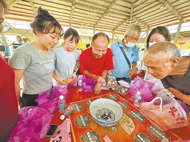 2025「金門中秋博狀元餅」活動4日下午起在五鄉鎮接力登場，烈嶼鄉首先開博，吸引近千人熱情參與。現場骰子聲與歡呼聲此起彼落，大家比拚手氣博大獎，氣氛熱鬧非凡。（于家麒攝）