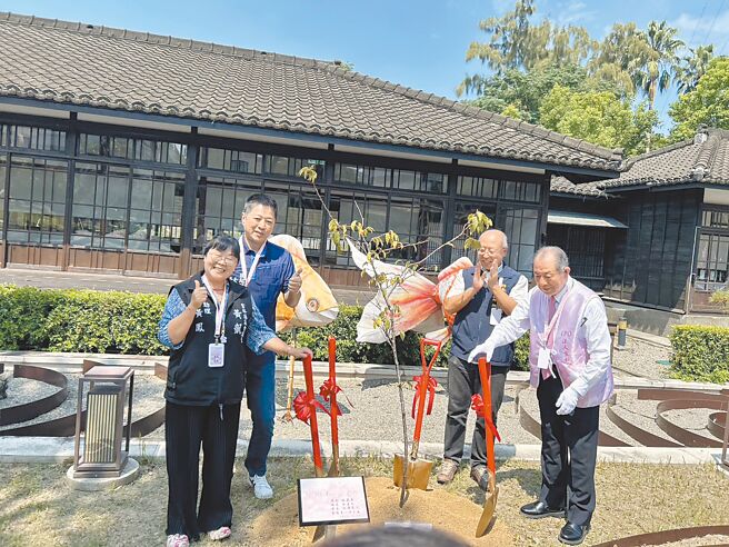 虎尾鎮長林嘉弘（左二）與日本育櫻會會長松澤寬文（右一）合植10株河津櫻。（虎尾鎮公所提供／周麗蘭雲林傳真）