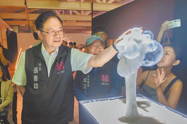 張善政市長體驗科技藝術互動裝置。（桃園市政府提供）
