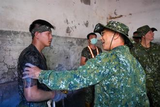 陳副總長花蓮勘災 慰勉官兵付出辛勞