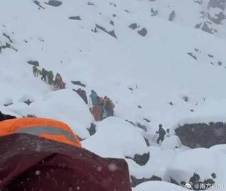 珠峰东坡突降暴雪传千人受困！ 官方急出手