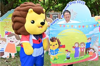 到竹縣參加雙十升旗典禮 限量皮皮獅野餐墊帶回家
