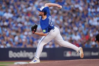 MLB》從2樓丟下的指叉球！藍鳥新秀罕見「超高壓投法」封鎖洋基