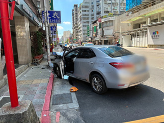 北市轎車逆向衝撞燈桿　警驚見香菸濾嘴有陽性反應