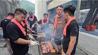 花蓮洪災區「香腸陪你過中秋」 志工現烤150斤送暖