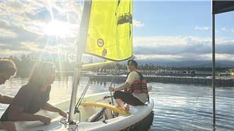 影》萧煌奇掌舵帆船笑喊「人客来坐船」 台东活水湖欢笑不断