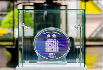 台积电高雄首批2奈米晶圆产出 陈其迈收纪念晶圆百感交集