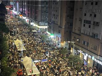 中壢「萬人封街烤肉」邁入23年 820組住戶闔家團聚