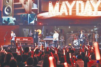 五月天唱〈倔強〉獻花蓮