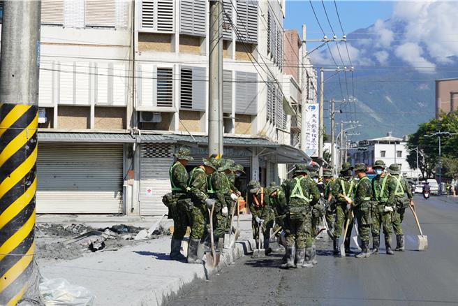 国军弟兄今天一早投入光復灾区侧沟清淤工作。（罗亦晽摄）