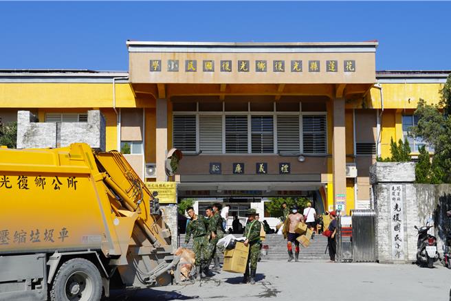 花莲光復国小明天将恢復实体復课，国军一早就到校园协助学校清理垃圾。（罗亦晽摄）