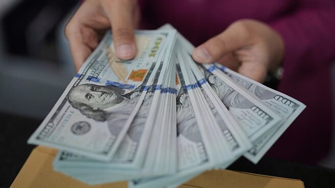 进入第四季，金融市场焦点除美国降息题材，暂时转向关注美国政府关门影响，由于诸多经济数据无法公布，在政府停摆期间美元相对偏弱。多家机构分析，若华府僵局持续，美国联准会可能倾向採取货币宽松政策，以规避市场不确定风险，10月降息趋势续增，美元指数可能持续回落，不排除跌至95价位。图／美联社