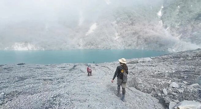 林業及自然保育署派員從南端光復林道，徒步探勘前往堰塞湖路徑，一行人10月4日抵達發現到處都是粉塵，現場宛如下雪般白茫茫一片。（林保署花蓮分署提供／羅亦晽花蓮傳真）