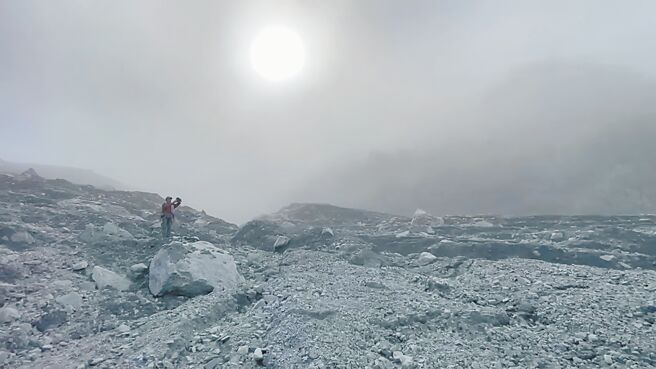 花蓮縣馬太鞍溪堰塞湖溢流重創光復鄉，林業及自然保育署9月30日派員從南端光復林道，徒步探勘前往堰塞湖的路徑，一行人10月4日抵達後，發現到處都是粉塵，現場宛如下雪般白茫茫一片。（林保署花蓮分署提供／羅亦晽花蓮傳真）