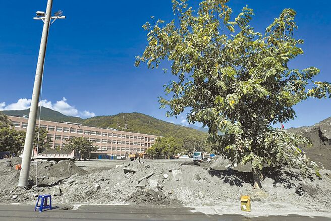 花蓮縣馬太鞍溪堰塞湖溢流釀災，光復國中受災嚴重，目前學校上課空間已完成清潔工作，剩下淤土待清運，學校預計7日實體復課。(羅亦晽攝）