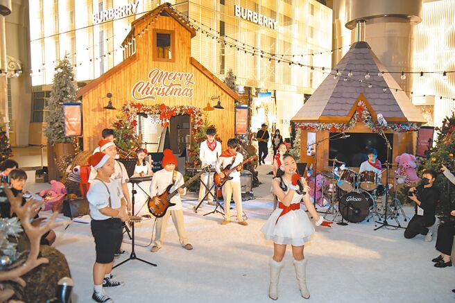 由宜蘭縣岳明國中小與北部多所學校學生組成的跨校樂團「M&Qcean」，將於11月2日在宜蘭演藝廳舉辦售票音樂會，籌措明年前往美國加州參加藝術節旅費。（M&Qcean樂團提供／吳佩蓉宜蘭傳真）