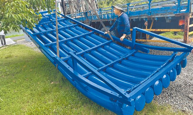 高雄市美浓湖将于10月17日至19日首次举办「瀰浓蓝衫舟筏竞速交流赛」，同时迎来史上首场龙舟赛事，结合传统舟筏比赛，为湖面注入水域竞技热潮。（林雅惠摄）