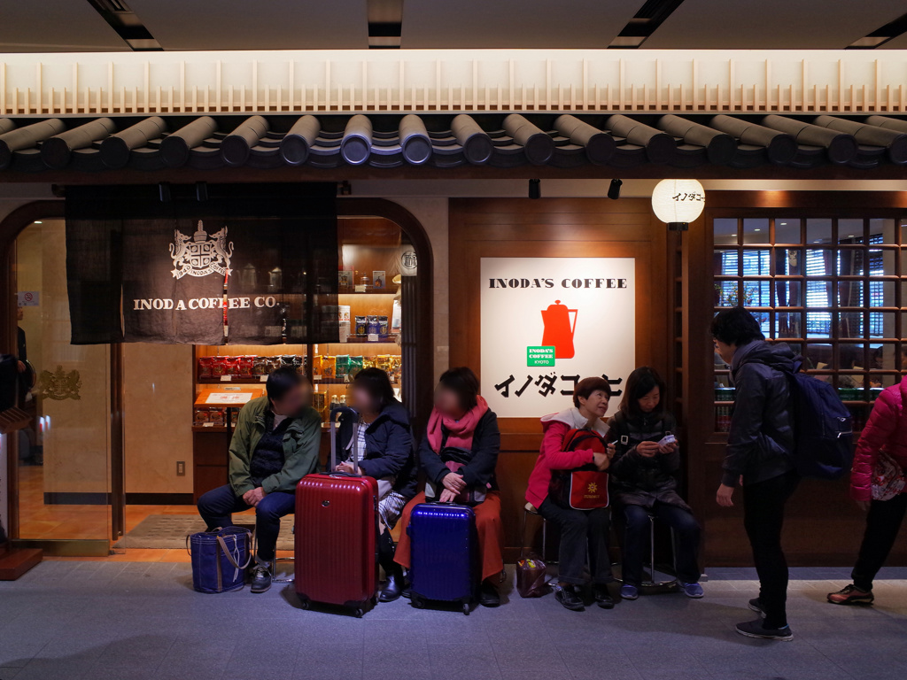 京都車站地下街 常見遊客拉著行李在咖啡店門口等著吃早餐。(東尼叔 攝)

