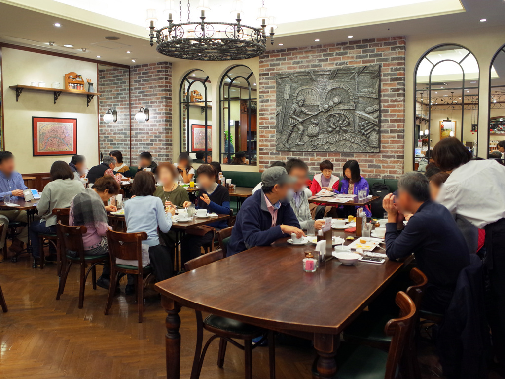 進進堂三条河原町店，一早就出現滿滿等著吃早餐的遊客。(東尼叔 攝)