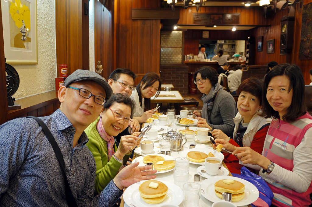 Smart珈琲店好吃的熱鬆餅，讓遊客們一早就幸福洋溢。(東尼叔 攝)