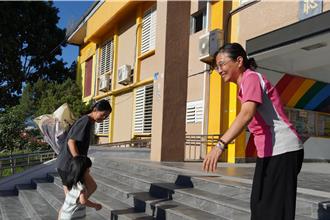 災後首日上課！光復學童兩手空空到校：書包都被沖走了