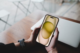 手机卡又顿！国一女儿天天吵着「换iPhone」 两派网战翻