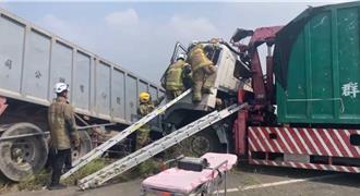 大貨車對撞車頭落掉魚塭 1駕駛受困救出傷重不治