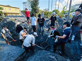 中原大學師生挺花蓮！120人志工中秋鏟泥清溝助社區重建