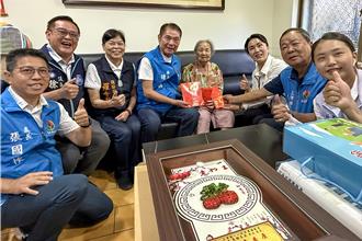 锺东锦伉俪分赴各乡镇慰访百岁人瑞 传递重阳敬老情