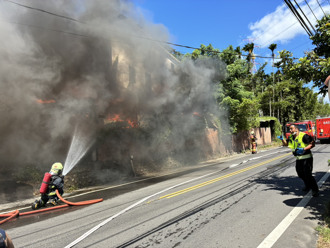 三峽民宅冒大火！烈焰狂燒「屋頂全燒垮」 駭人濃煙畫面曝
