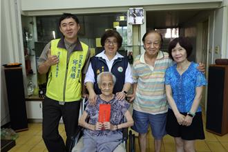 影》宜蘭重陽敬老 百歲人瑞領2萬2紅包樂開懷 親曝長壽秘訣