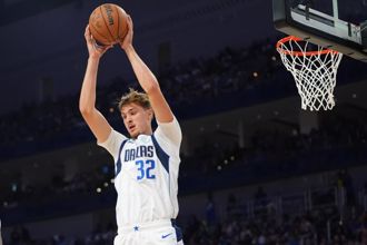 影》NBA状元弗拉格热身赛首秀 攻守全能零失误