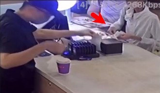 女子買奶茶聲稱找錯錢　藏錢手法遭監視器全都錄