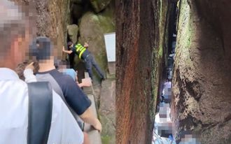 90公斤男闖「一線天」卡石縫 陸整排遊客慘動彈不得