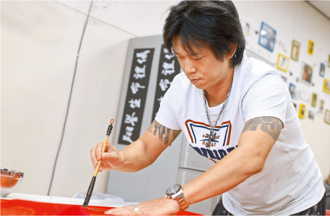 顏正國戴腳鐐奔父喪 自爆「無法披麻帶孝」成一生痛 