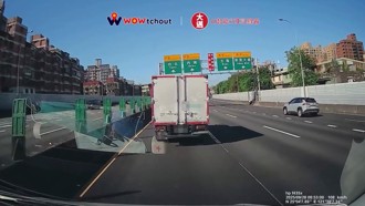 国道又见救护车地狱！ 货车打死不让还投诉「被逼车」