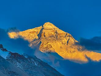 圣母峰暴雪 350游客安抵接应点