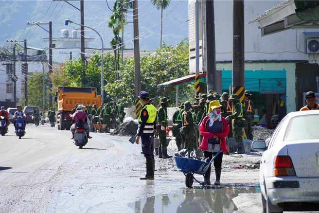 花莲光復市区正持续展开復原工作，警方也在重要道路投入交通管制措施，避免大型机具作业受到救灾车辆的影响。（罗亦晽摄）