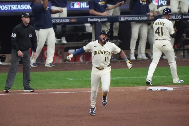 釀酒人喬里奧慶祝3分全壘打。(美聯社)