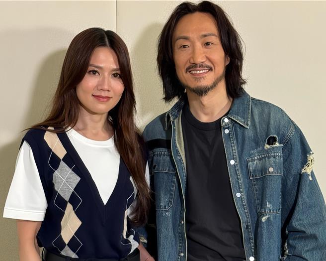 郑中基（右）和周秀娜日前越洋接受台湾媒体连线访问。（华映提供）