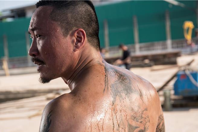 郑中基在《阿龙》中展现精实好身材。（华映提供）